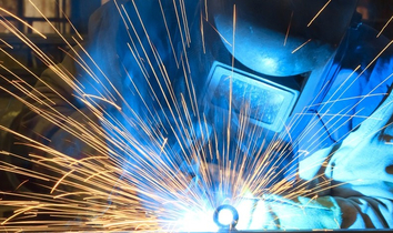 Ein Handwerker mit Schutzkleidung bei der Arbeit - das Metallbau-Unternehmen Mahler ist ein Best-Practice Beispiel für die Einführung von BGM in der Branche Handwerk.