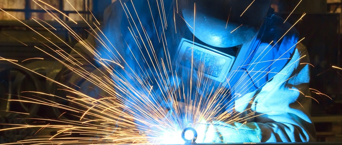 Ein Handwerker mit Schutzkleidung bei der Arbeit - das Metallbau-Unternehmen Mahler ist ein Best-Practice Beispiel für die Einführung von BGM in der Branche Handwerk..