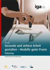 Fotografie einer Person, die mit einem Akkuschrauber an einem weißen Möbelstück arbeitet. 