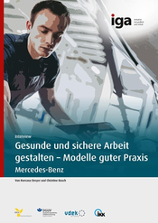 Fotografie eines jungen Mannes, der konzentriert einen technischen Check im Motorraum eines Autos durchführt.
