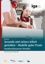 Fotografie zeigt zwei Personen mit roten Gehörschutzkopfhörern, die gemeinsam auf ein Holzprofil blicken - gesunde und sichere Arbeit gestalten in der Handwerkskammer Dresden.