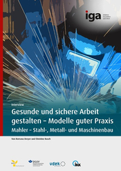 Fotografie eines Schweißers bei der Arbeit mit sichtbaren Funken und Schutzhelm.