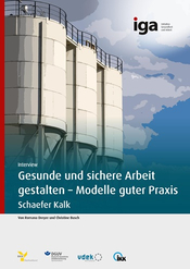 Fotografie mit drei großen, weißen Silos mit Metallgeländern vor bewölktem Himmel. 