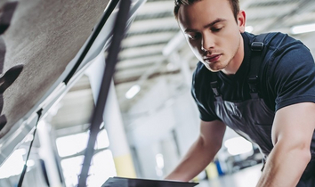 Ein Techniker bei der Arbeit - mehr zu Arbeitsschutz und Betriebliche Gesundheitsförderung bei Mercedes-Benz 