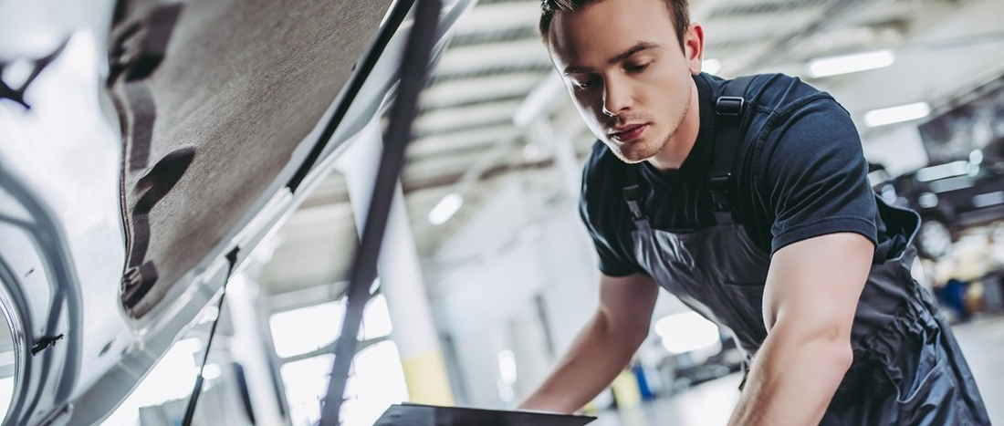 Ein Techniker bei der Arbeit - mehr zu Arbeitsschutz und Betriebliche Gesundheitsförderung bei Mercedes-Benz 