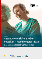 Fotografie einer lächelnden Pflegekraft in grüner Arbeitskleidung, die sich freundlich einem älteren Menschen zuwendet.