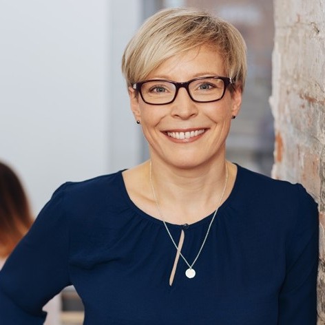 Eine Frau in mittlerem Alter im Portrait - Frauengesundheit ist das Thema der Online-Seminarreihe 2026.