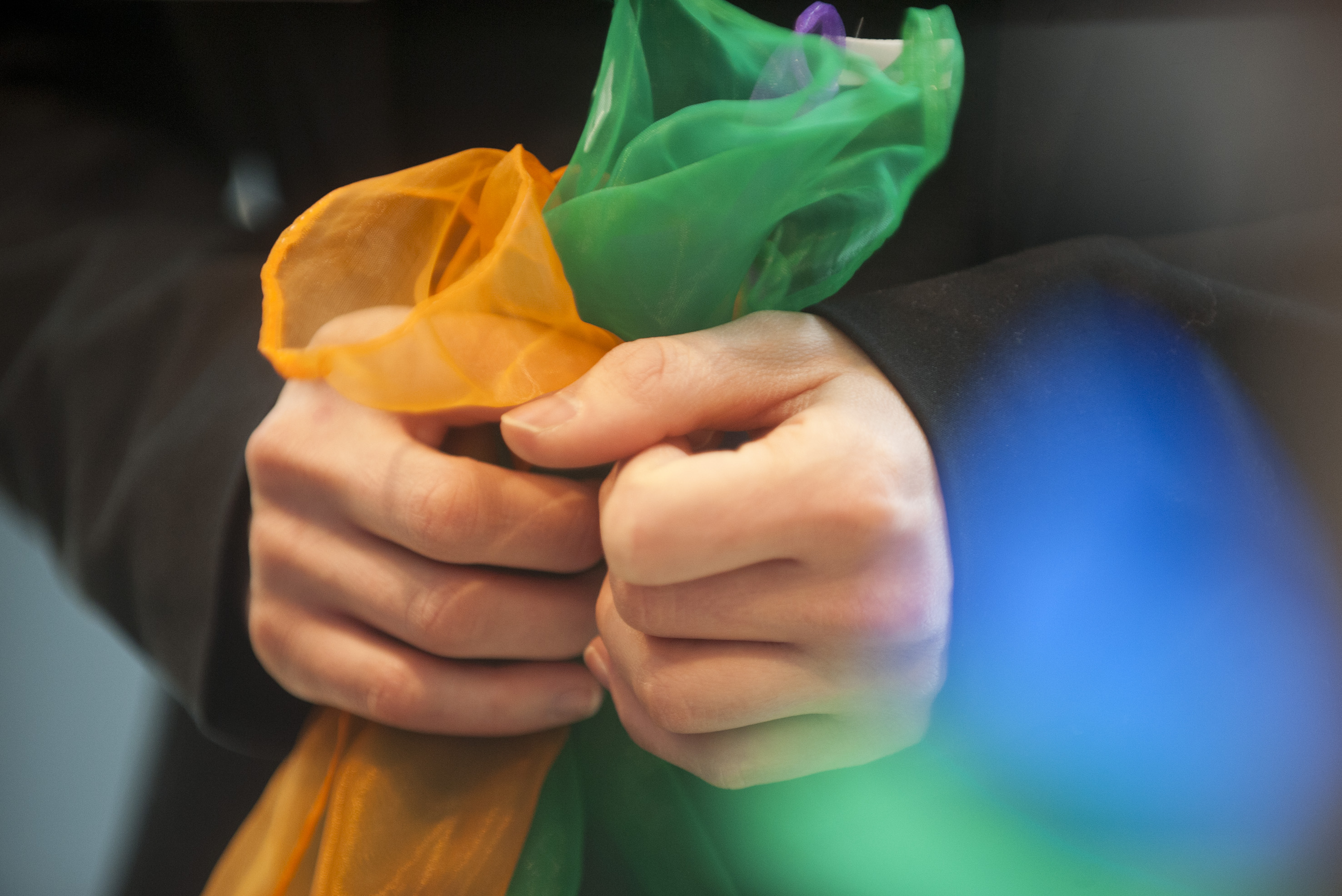iga.Kolloquium 2013: Teilnehmer hält ein gelbes Tuch in der einen Hand und ein grünes Tuch in der anderen.