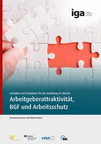 Titelbild Arbeitshilfe Leitfaden und Checkliste BGF, Arbeitsschutz und Arbeitgeberattraktivität: Fotografie zeigt eine Hand, die zwei zusammenhängende weiße Puzzlestücke in eine Lücke mit rotem Hintergrund einfügt, symbolisiert Lösung oder Komplettierung. 
