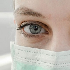 Eine Frau trägt einen medizinischen Mund-Nasen-Schutz.