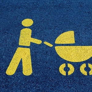Ein Piktogramm zeigt eine Figur mit Hosenbeinen, die einen Kinderwagen schiebt.