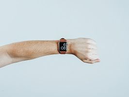 Eine Armbanduhr zeigt eine digitale Uhrzeit an. Es ist sechs Uhr acht.
